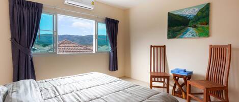 4 bedrooms, iron/ironing board, WiFi, bed sheets