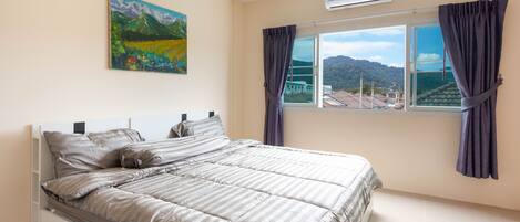 4 bedrooms, iron/ironing board, WiFi, bed sheets