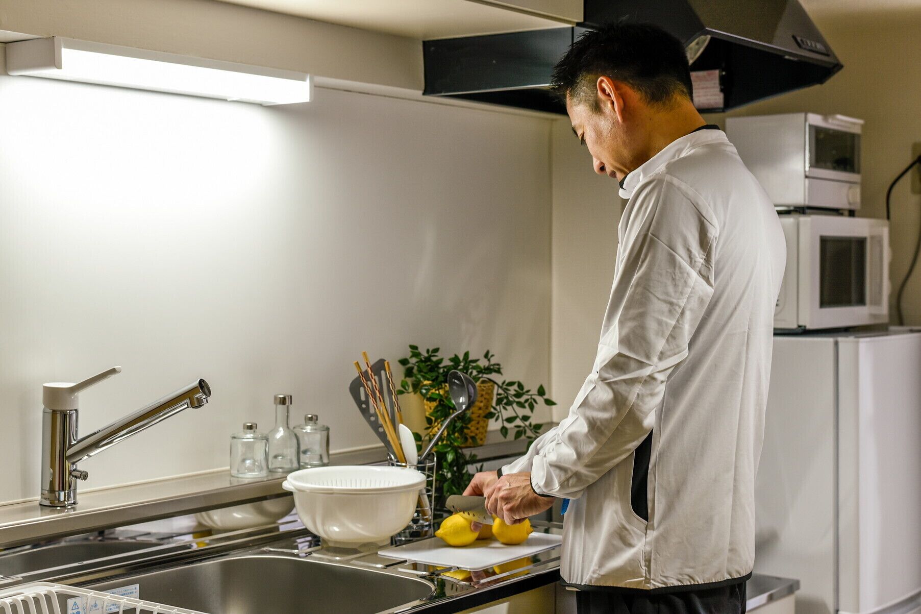 Room (207) | Private kitchenette | Fridge, microwave, stovetop, electric kettle