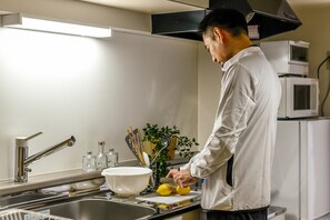 Habitación (207) | Cocineta privada | Refrigerador, microondas, parrilla de estufa y tetera eléctrica