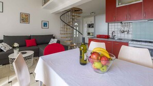 Un appartamento moderno con zona pranzo, cucina e soggiorno.