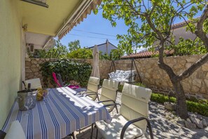 Outdoor dining - Holiday apartment mit Klimaanlage und Balkon (Selce)
