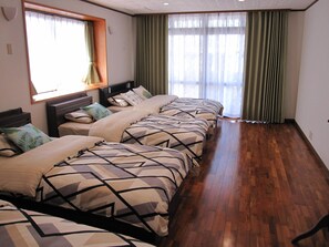 Deluxe kamer, 2 slaapkamers, niet-roken, gedeeltelijk uitzicht op oceaan (202) | Donzen dekbedden, verduisterende gordijnen, een strijkplank/strijkijzer