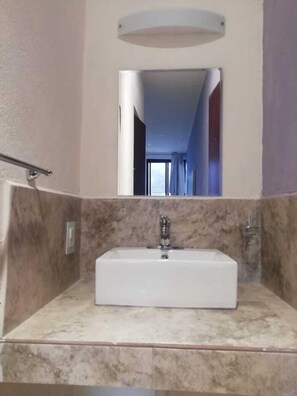 Habitación doble familiar (Esmeralda) | Baño | Regadera, toallas, jabón, papel de baño 