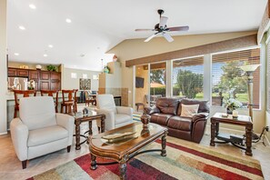 Een televisie, een open haard en een dvd-speler