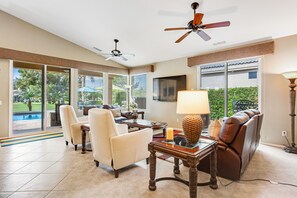 テレビ、暖炉、DVD プレーヤー