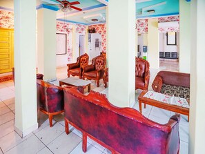 Lobby sitting area - OYO Life 2820 Hotel Perdana Syariah (Palembang)