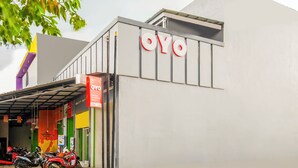 A building with a prominent 'OYO' sign, a covered entrance, and several parked motorcycles. - Hotel O Syariah Tasikmalaya Near Universitas Siliwangi Formerly Siliwangi Guest House (Tasikmalaya)