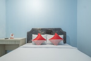 Standard Double Room | Free WiFi, bed sheets - Hotel O RF Homestay (Makassar)