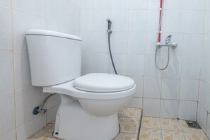 Shower, towels - Hotel O RF Homestay (Makassar)