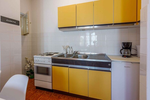 Fridge, oven, stovetop, coffee/tea maker