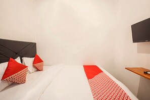 Standard Double Room | Free WiFi, bed sheets - Hotel O Sutomo Inn (Medan)