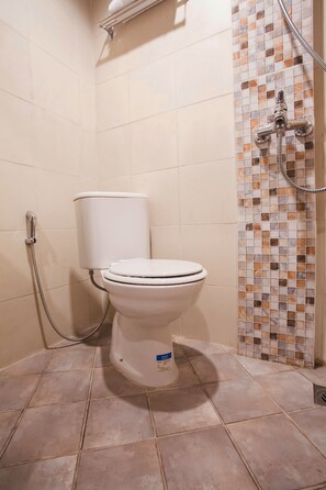 Shower, free toiletries, hair dryer, towels - Hotel O Sutomo Inn (Medan)