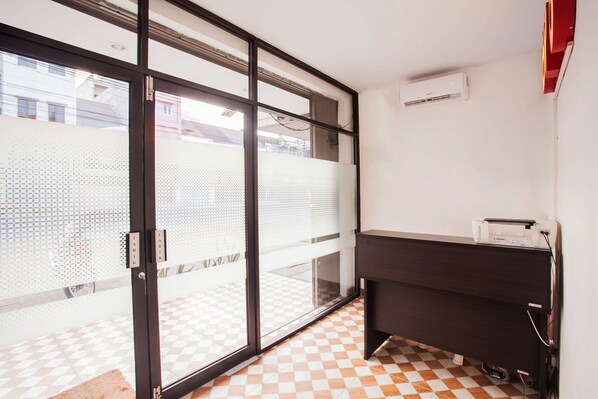 Reception - Hotel O Sutomo Inn (Medan)