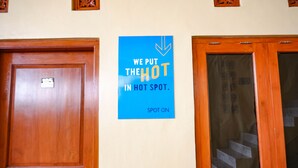 Un letrero azul con el texto 'Damos el toque candente al punto caliente'.