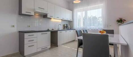 Fridge, stovetop, dishwasher, coffee/tea maker