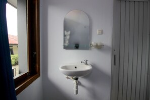 Habitación doble | Baño | Regadera y toallas