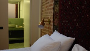 Lägenhet Design - utsikt mot bergen | Badrum | Dusch, gratis toalettartiklar, hårtork och badrock