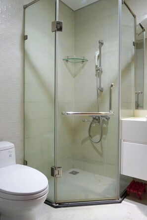 シャワー、ジェットバス、ビデ、タオル