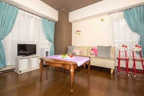 Room (211) | Living area | Flat-screen TV