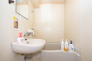Chambre (211) | Salle de bain | Articles de toilette (gratuits), séchoir à cheveux, pantoufles