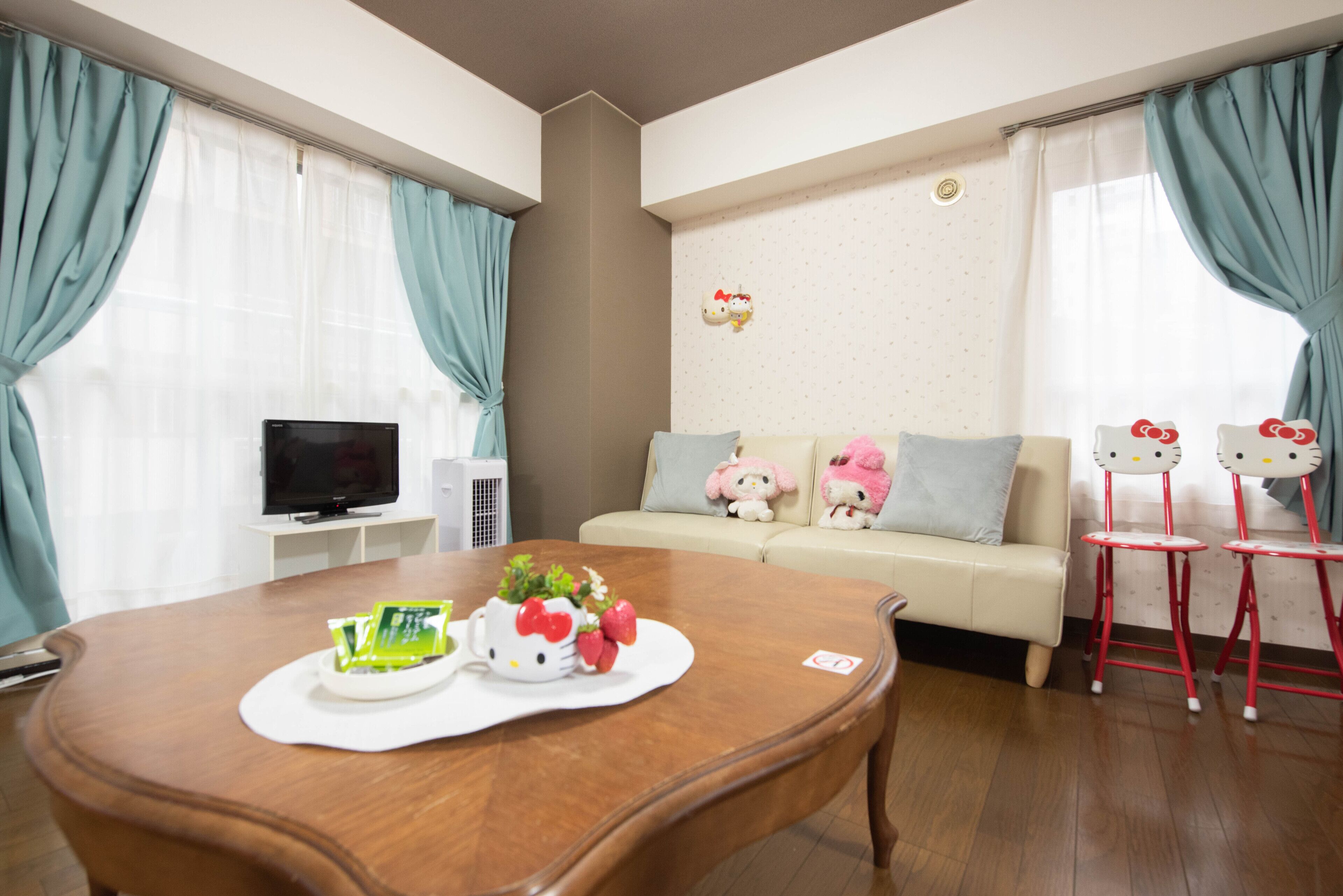 Room (211) | Living area | Flat-screen TV