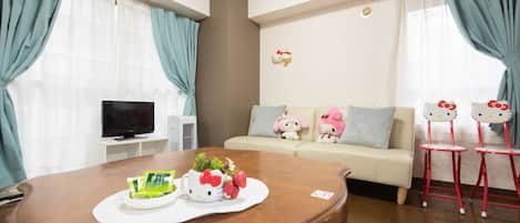 Room (211) | Living area | Flat-screen TV