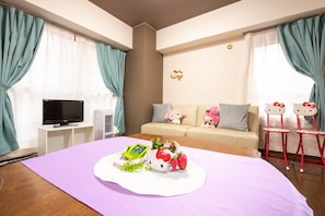 Room (211) | Living area | Flat-screen TV
