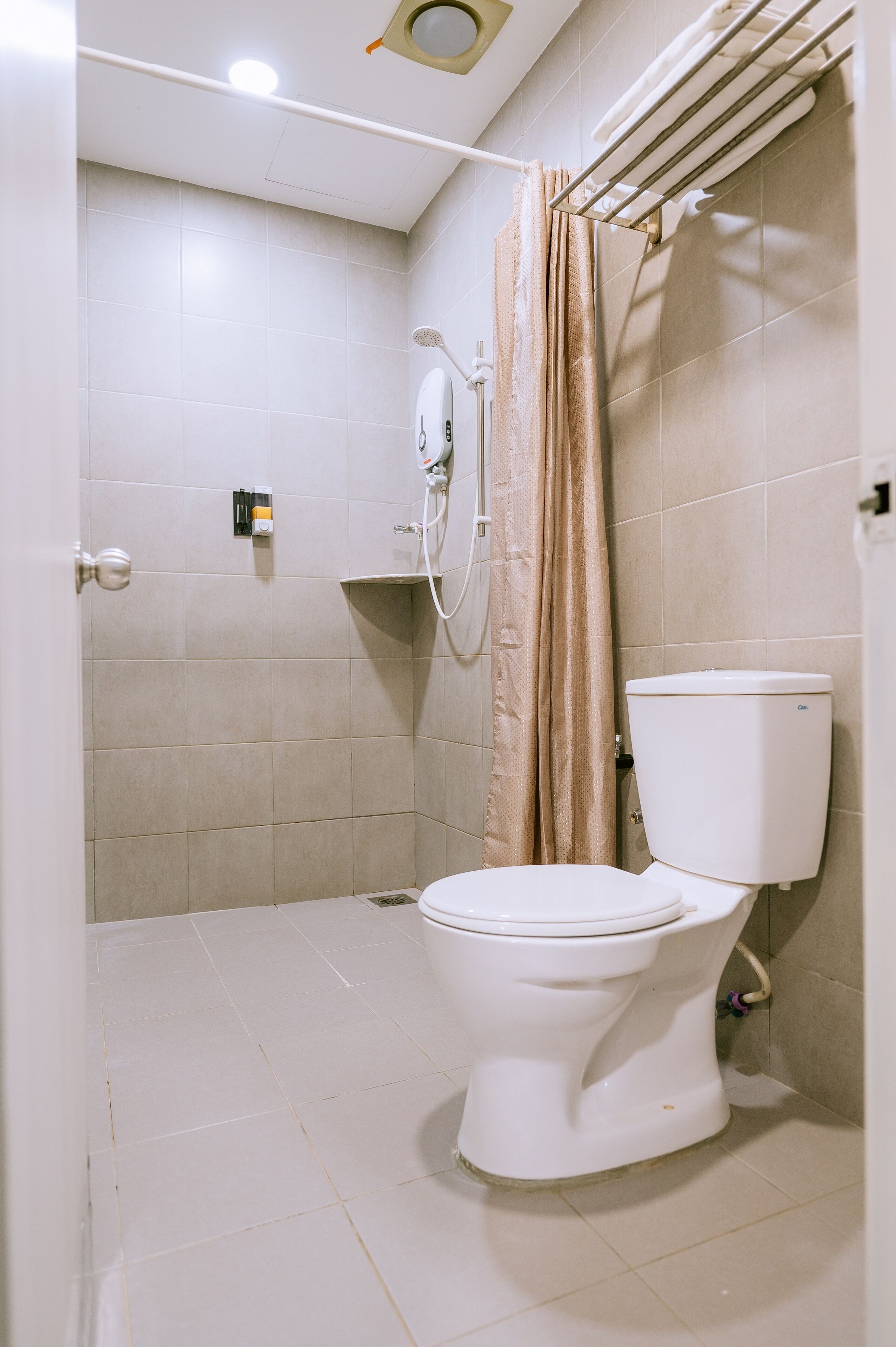 Shower, hair dryer, slippers, bidet