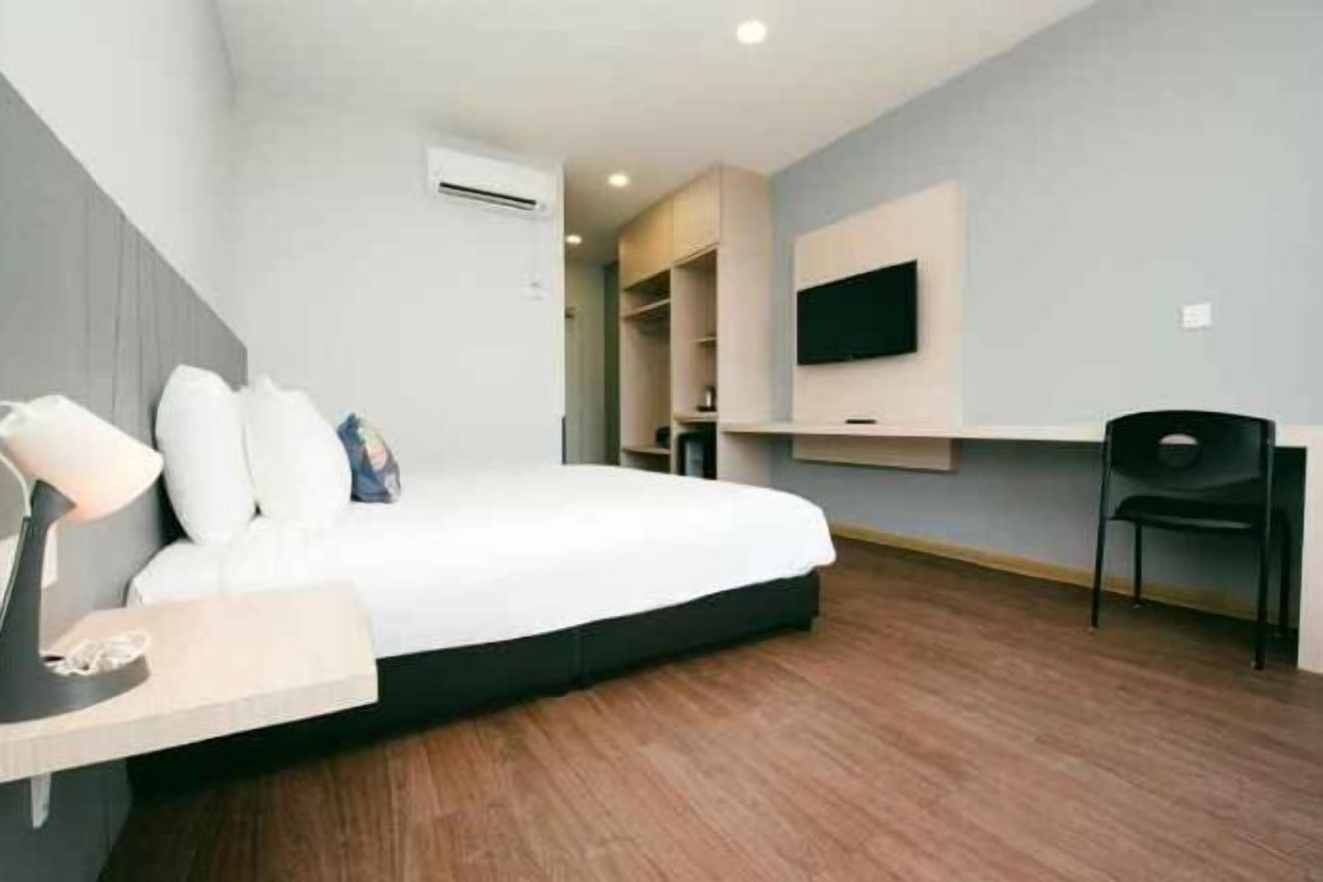 Minibar, in-room safe, desk, laptop workspace