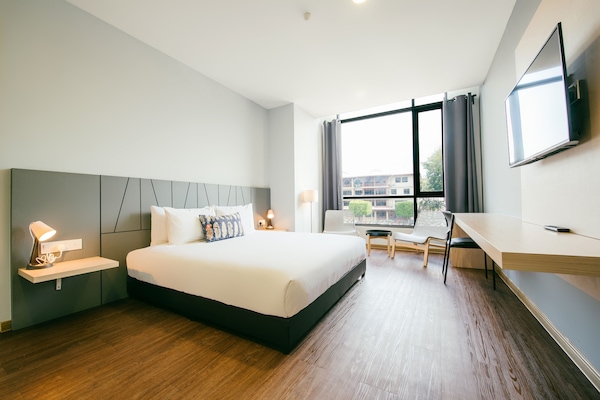 Deluxe Room | Bar mini, peti besi dalam bilik, meja, ruang kerja komputer riba