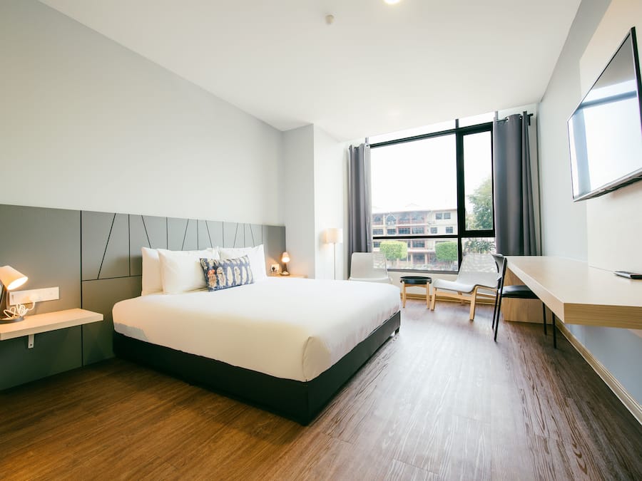 Rom – deluxe | Minibar, safe på rommet, skrivebord og skrivebord for bærbar PC