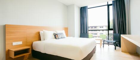 Deluxe Room | Minibar, in-room safe, desk, laptop workspace