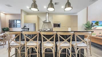 Køleskab, mikrobølgeovn, ovn, kogeplade