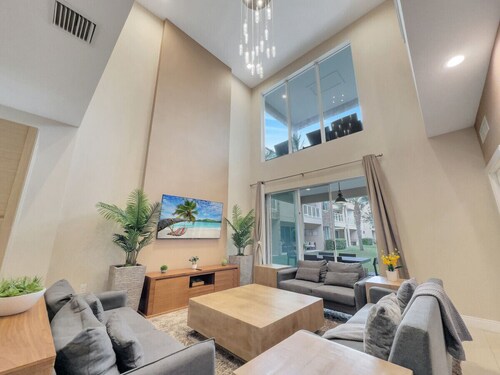Location! 1.4  miles to Disney - Orlando Family Home