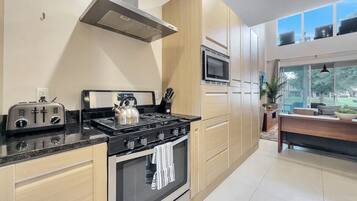 Geladeira, micro-ondas, fogão, cooktop