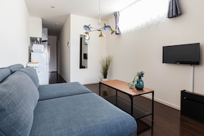 1 개의 침실, 각각 다른 스타일의 인테리어, 각각 다르게 가구 비치, 책상