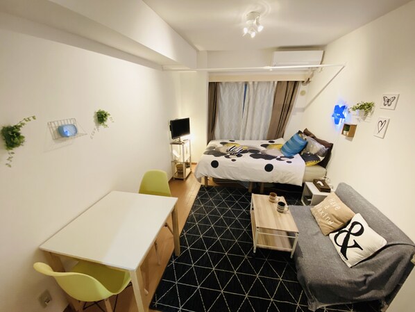 Individuell dekoriert, individuell eingerichtet, Schreibtisch