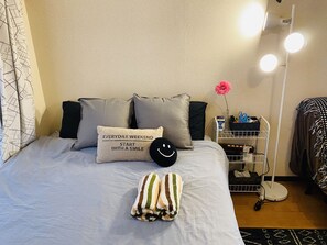 Individually decorated, individually furnished, desk, laptop workspace - Cozy Place in Shinjuku (Tokyo)