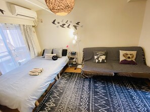 Individually decorated, individually furnished, desk, laptop workspace - Cozy Place in Shinjuku (Tokyo)