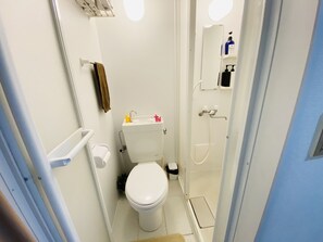 Basic-rum (P403) | Badrum | Gratis toalettartiklar, hårtork, tofflor och handdukar