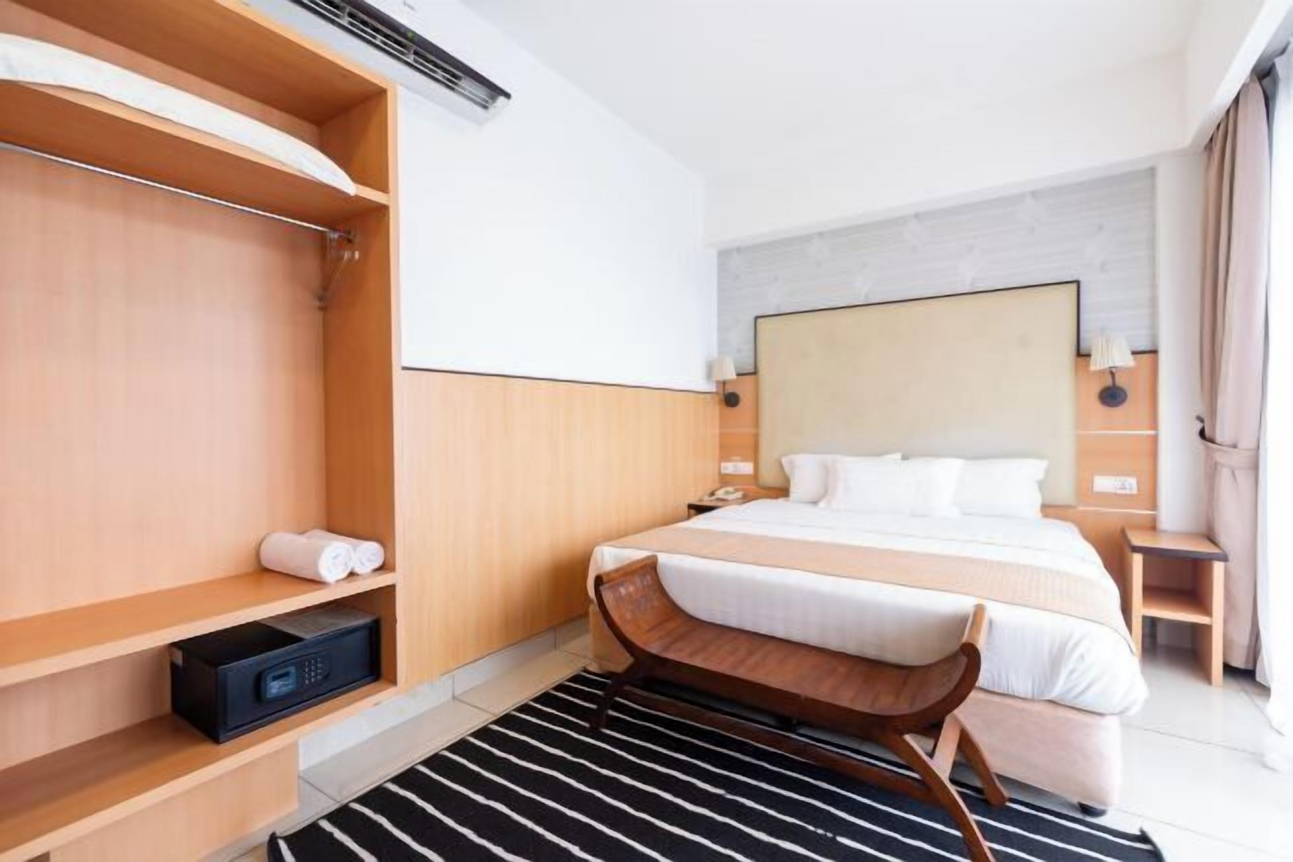 Peti besi dalam bilik, meja, Wi-fi percuma, cadar katil 