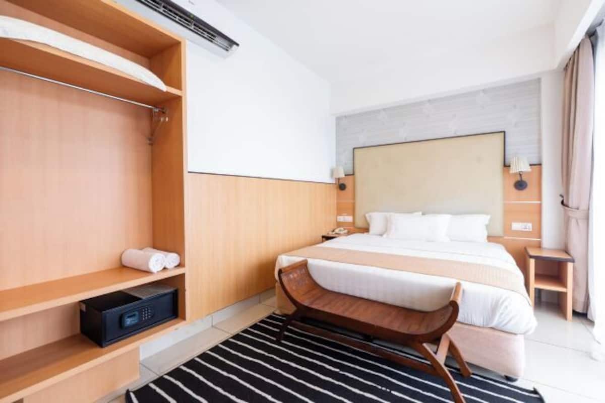 Peti besi dalam bilik, meja, Wi-fi percuma, cadar katil