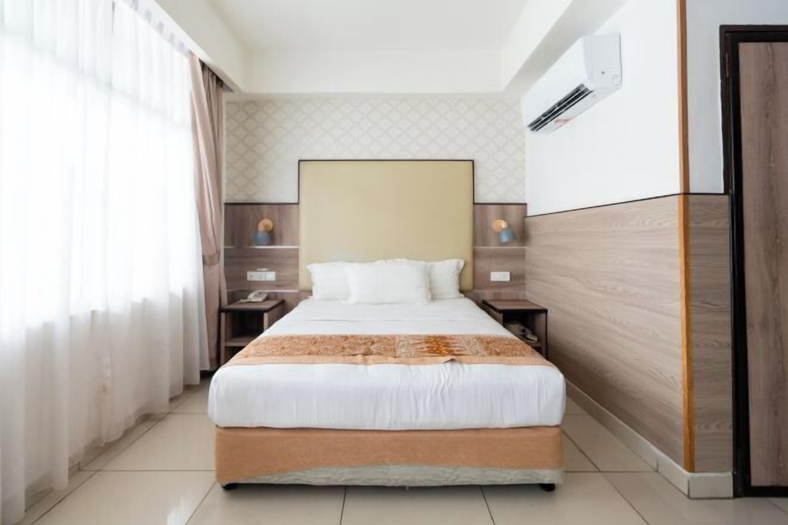 Peti besi dalam bilik, meja, Wi-fi percuma, cadar katil 