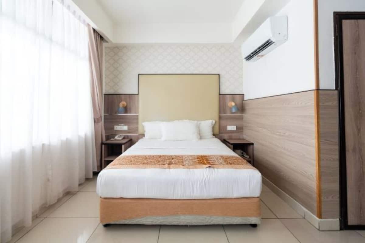 Peti besi dalam bilik, meja, Wi-fi percuma, cadar katil