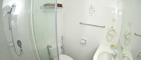 Un baño con ducha de vidrio, inodoro, lavamanos y bidé.