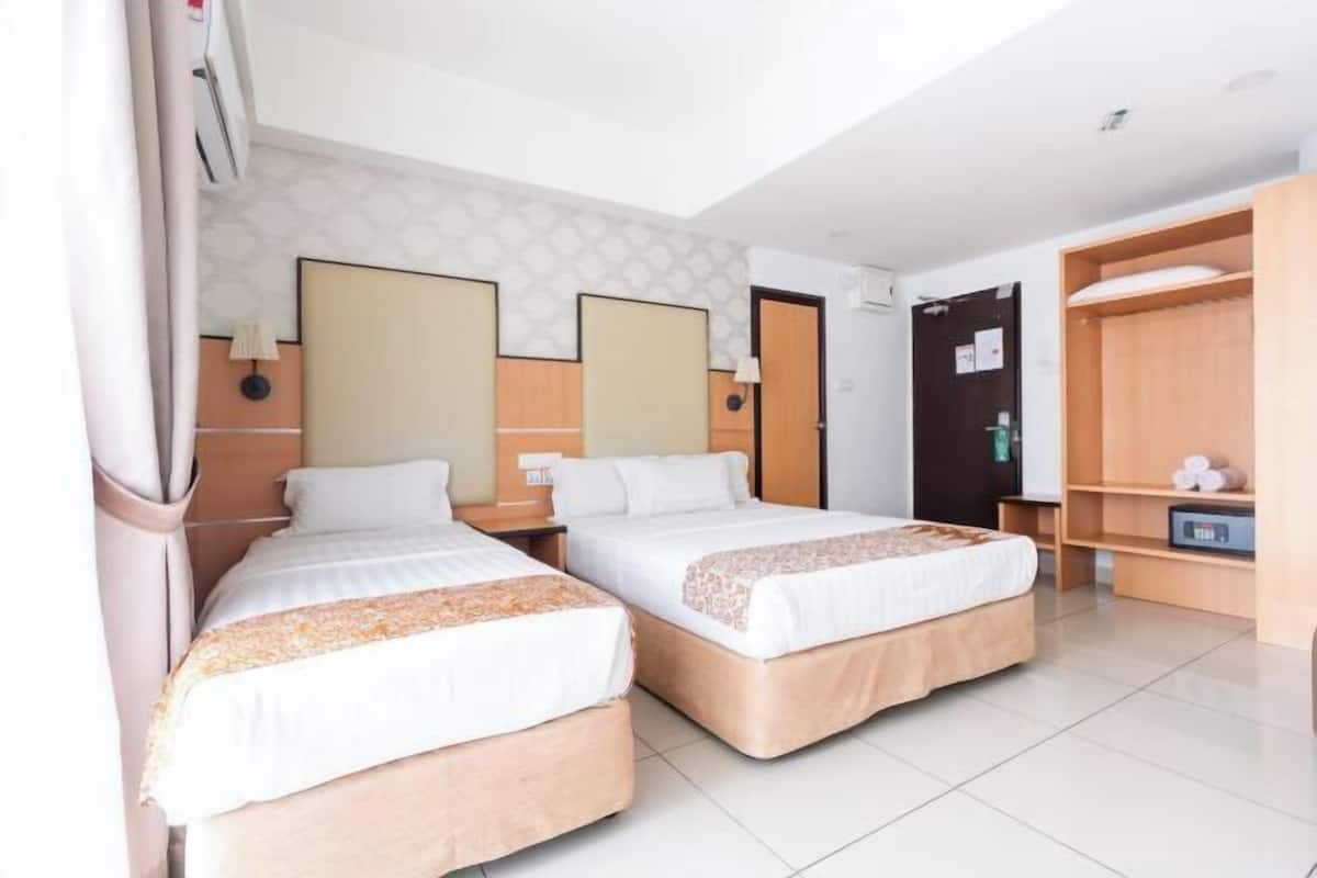 Peti besi dalam bilik, meja, Wi-fi percuma, cadar katil