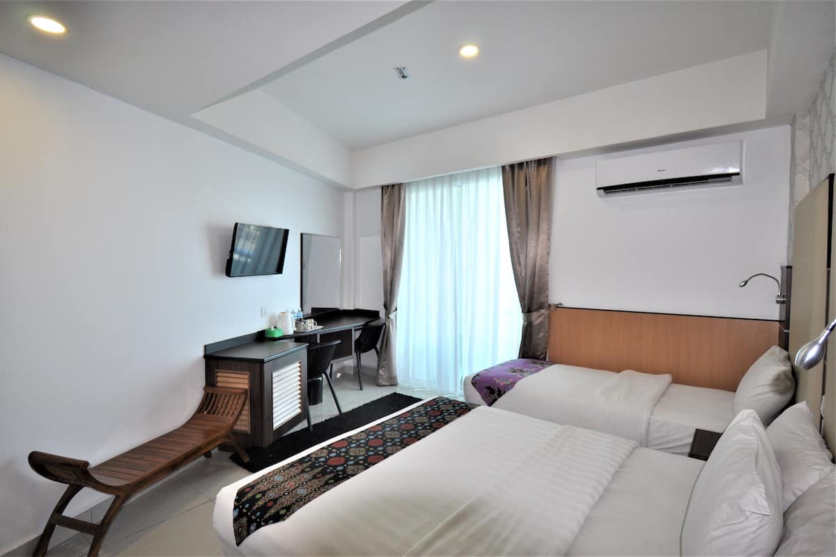Family Triple Room, Sea View | In-room safe, desk, free WiFi, bed sheets