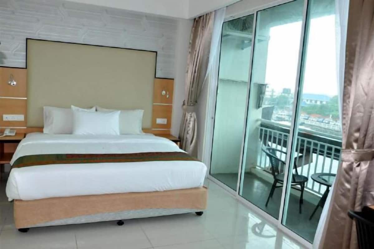 In-room safe, desk, free WiFi, bed sheets