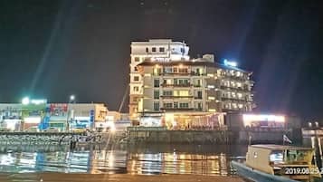 住宿正面 (夜晚)